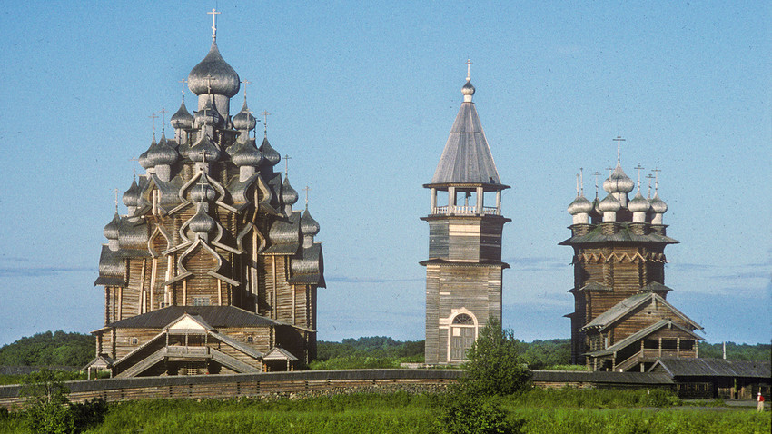 Isla de Kizhí, conjunto de iglesias (pogost). Vista oeste desde el lago Onega. Desde la izquierda: Iglesia de la Transfiguración, campanario, Iglesia de la Intercesión. 13 de julio de 1993