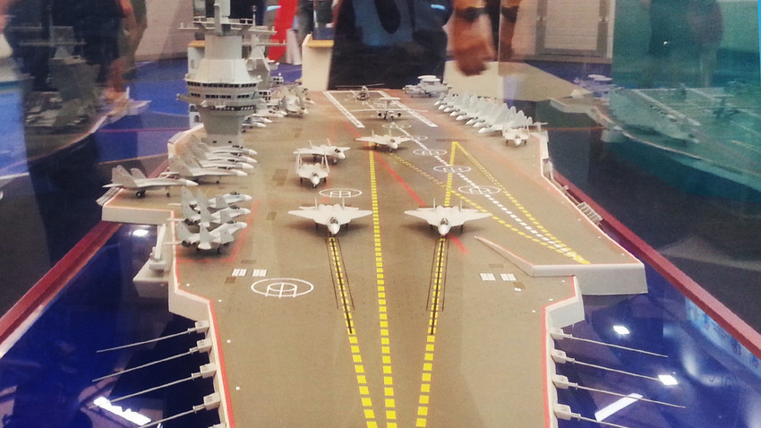 Макет на самолетоносача по проект 23000Е на изложението "Армия 2015"
