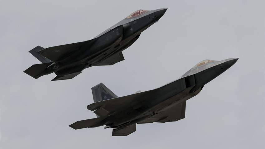 Борбени авиони F-35 Lightning II и F-22 Raptor Ратног ваздухопловства САД за време показног лета на Краљевској међународној ваздухопловној изложби у Фаирфорду, Велика Британија.