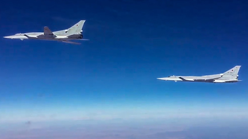 Ilustrasi: Dua bomber jarak jauh Tu-22M3 Rusia terbang di wilayah udara Suriah.