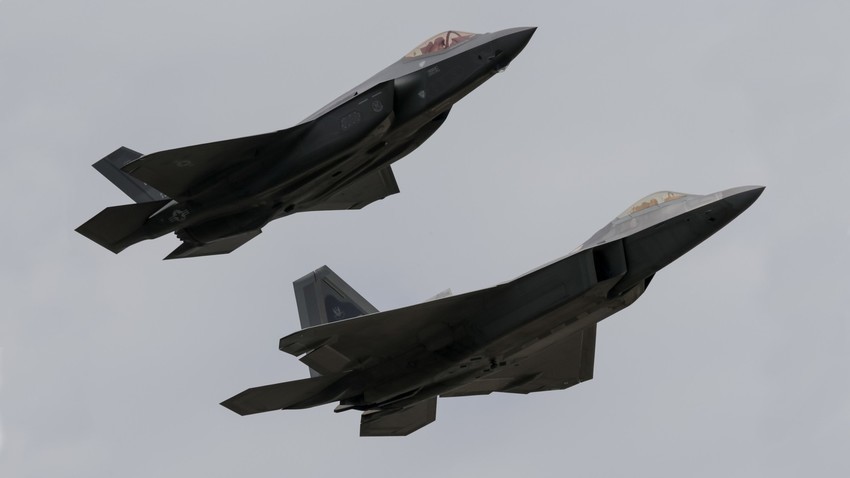 Borbeni avioni F-35 Lightning II i F-22 Raptor Ratnog zrakoplovstva SAD-a za vrijeme pokaznog leta na Kraljevskoj međunarodnoj zrakoplovnoj izložbi u Fairfordu, Velika Britanija. 