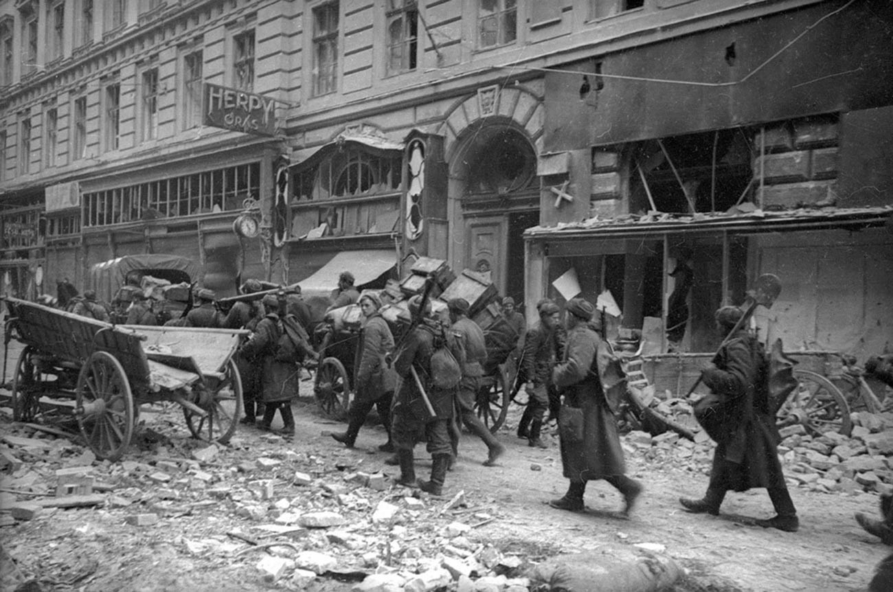 Des troupes soviétiques entrent dans la ville libérée
