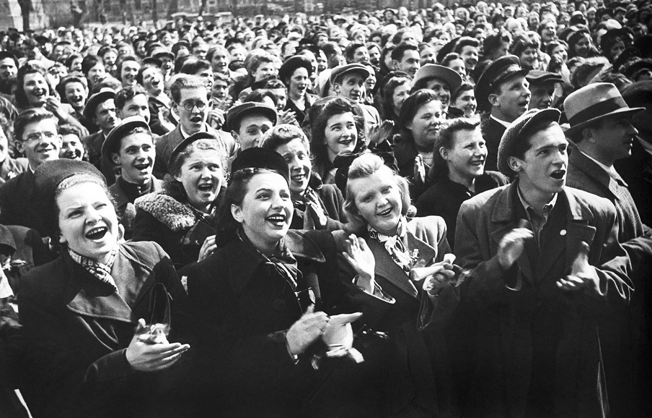Студенты Ленинградского государственного университета во время митинга в честь победы в Великой Отечественной войне.