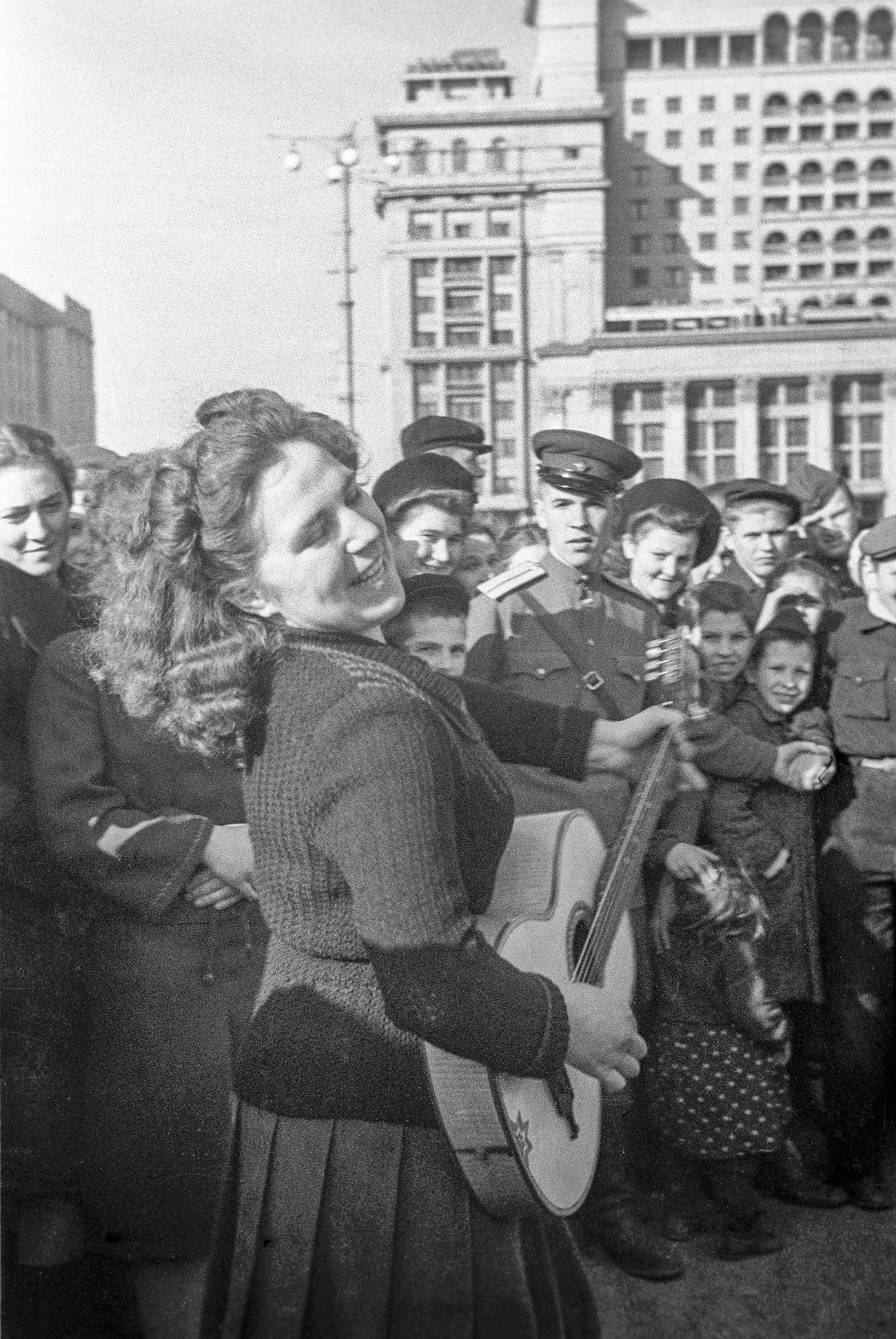 Жители Москвы на Манежной площади во время празднования победы Советского Союза над Германией в Великой Отечественной войне.