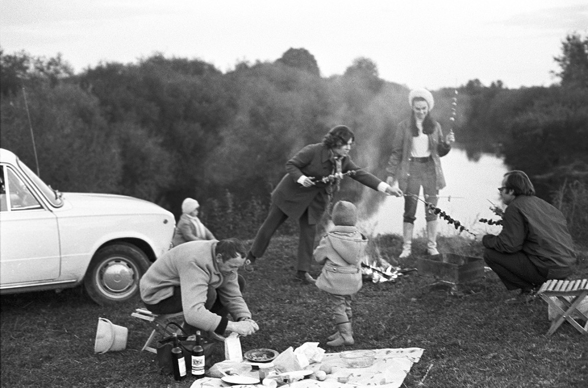 Klaipeda, Repubblica Socialista Sovietica Lituana. L'architetto Petras Lape con la famiglia durante un picnic, 1972
