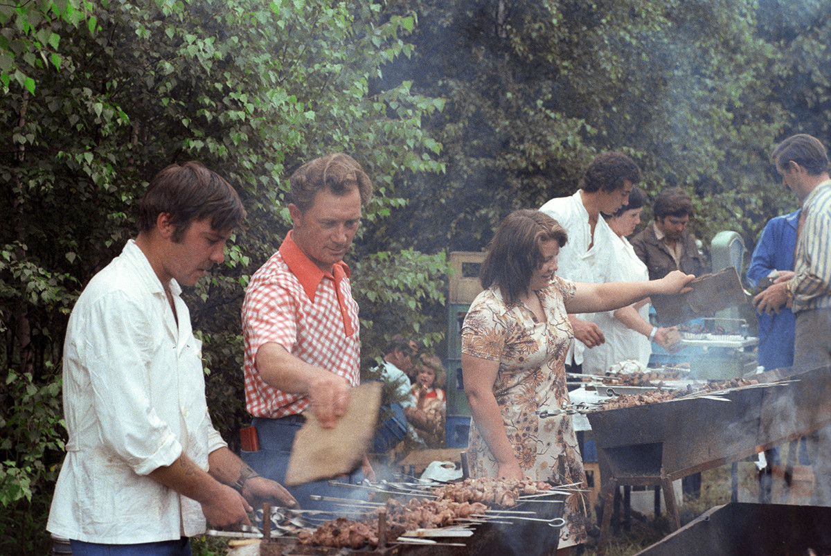 Il primo cosmonauta tedesco Sigmund Jähn prepara gli shashlyk con i suoi amici sovietici nella Città delle Stelle fuori Mosca, 1978
