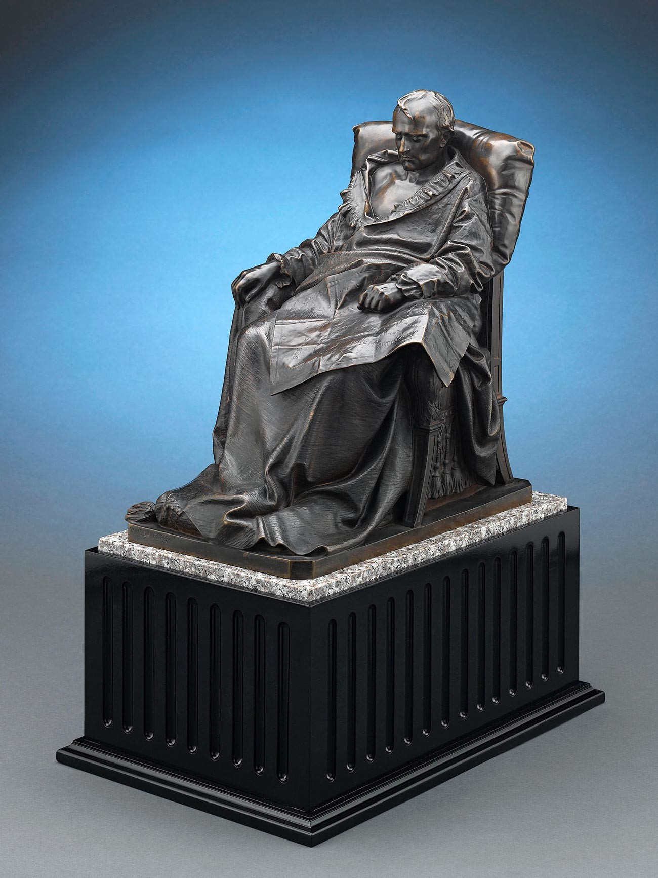 Derniers jours de Napoléon par Vincenzo Vela. Environ 1867. Bronze sur base en marbre et bois