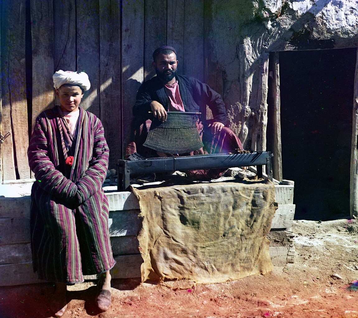 Cocinando shashlik en Samarcanda, Imperio Ruso