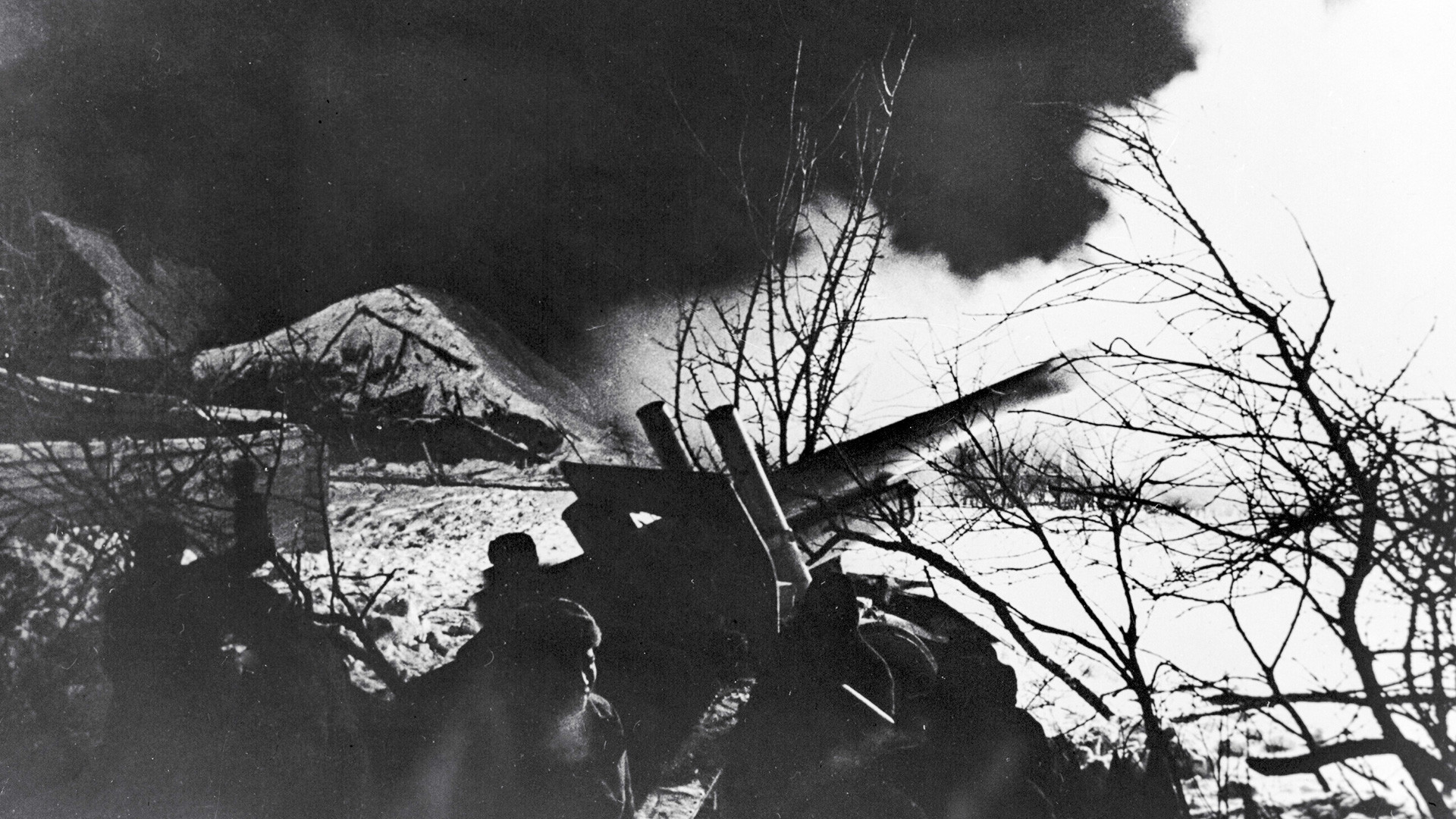 Советские артиллерийские орудия на огневой позиции на подступах к Москве.