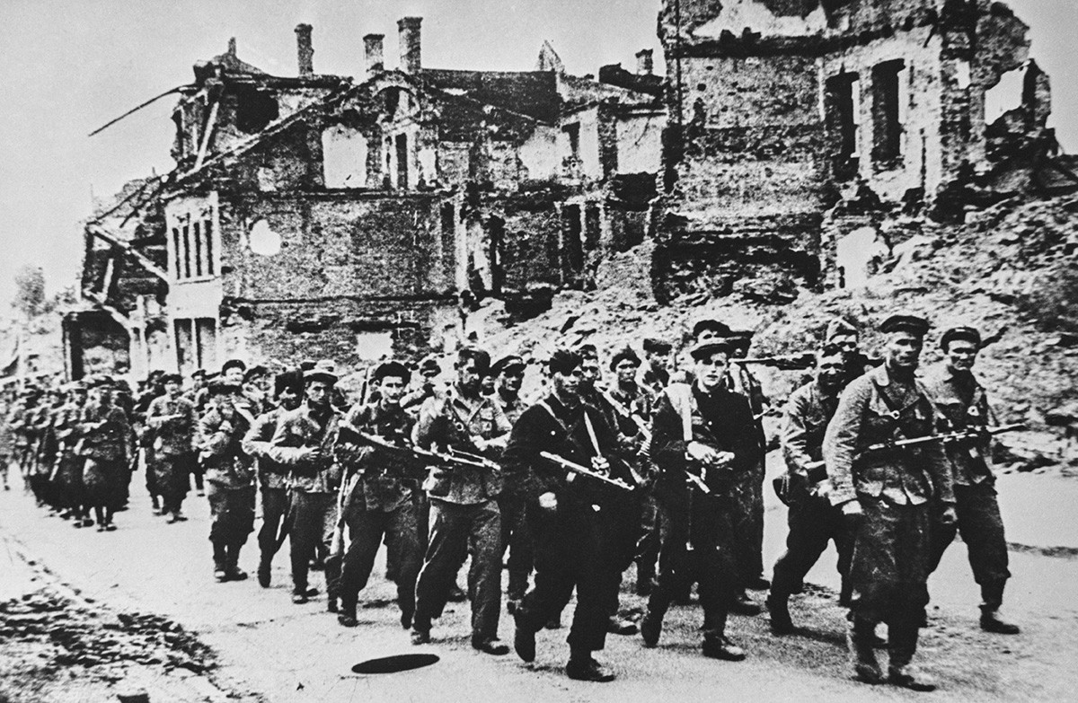 Партизаны вступают в освобожденный Минск в июле 1944 года.