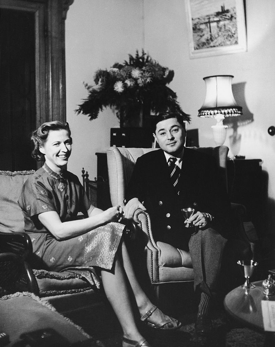 Chula avec sa femme Elisabeth Hunter, 1952 