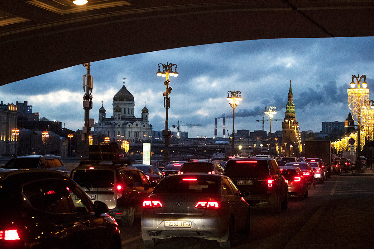 Autos stecken in einem Stau am Ufer der Moskwa außerhalb des Kremls. Im Hintergrund befindet sich die Christ-Erlöser-Kathedrale in Moskau.
