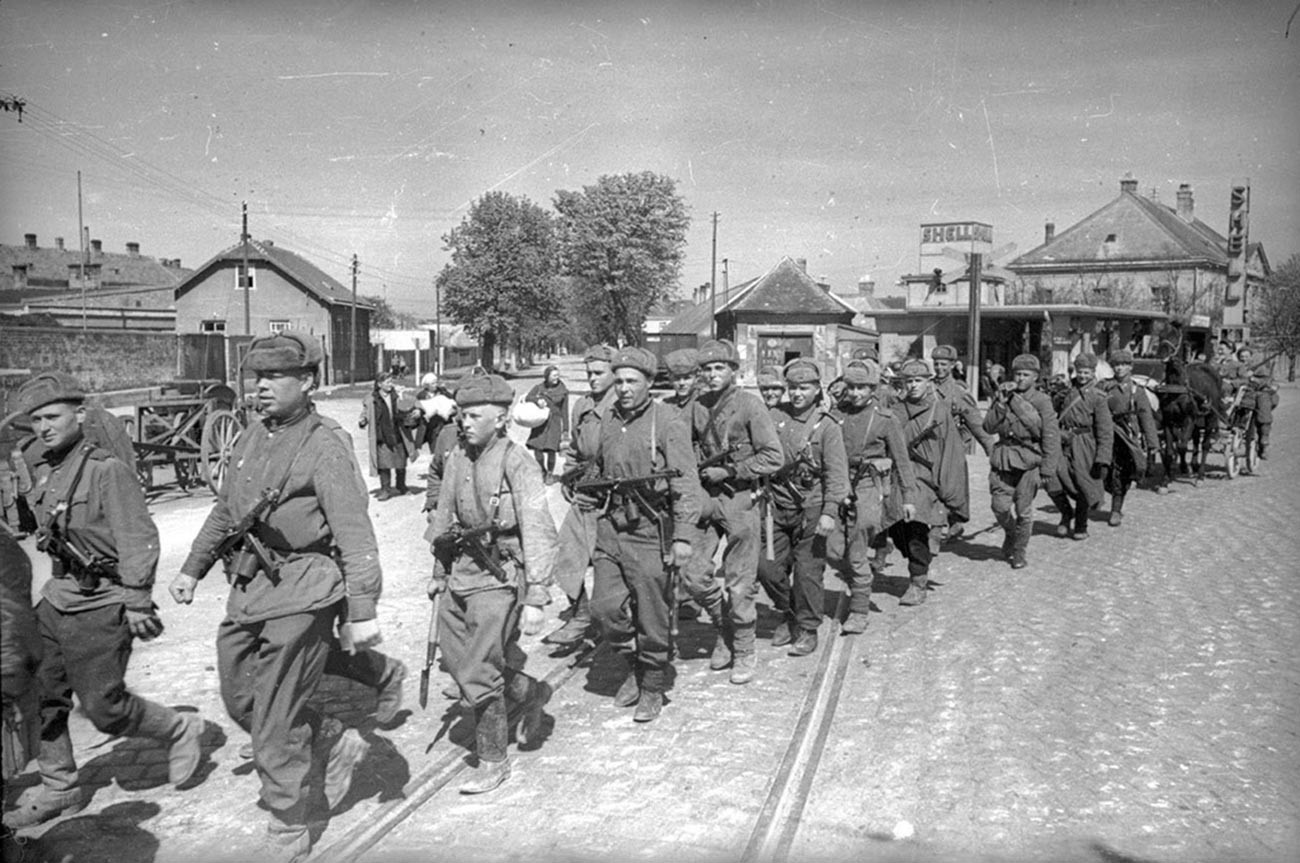 Soldats soviétiques en marche vers la capitale de l'Autriche
