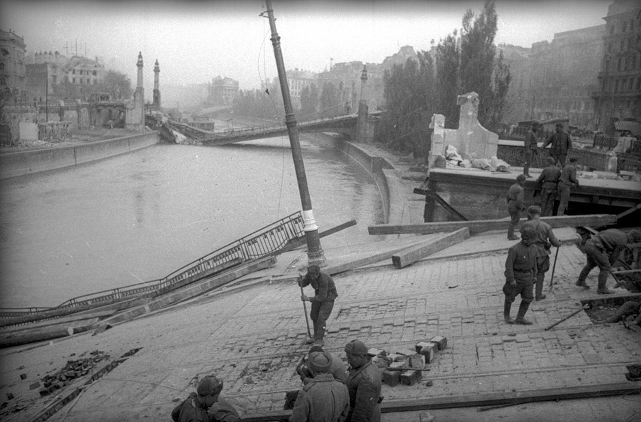 Réparation des ponts détruits sur la rivière Vienne
