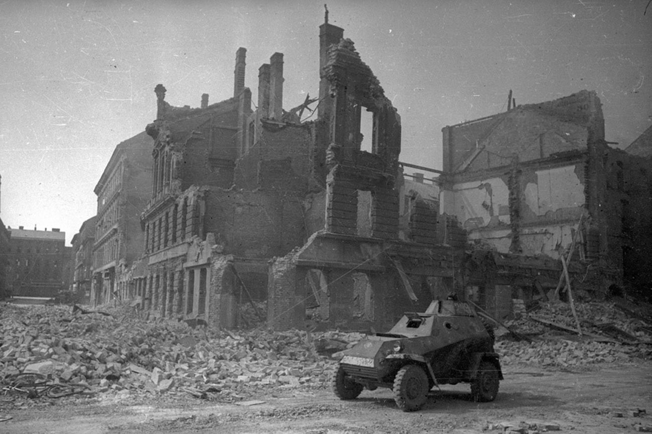 Un véhicule blindé soviétique dans les rues détruites de Vienne
