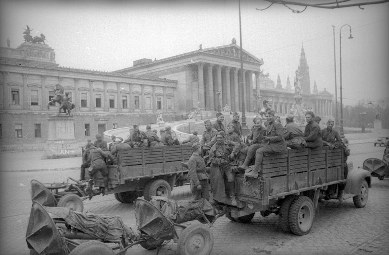 Des soldats soviétiques se rassemblent à côté du bâtiment du Parlement autrichien.