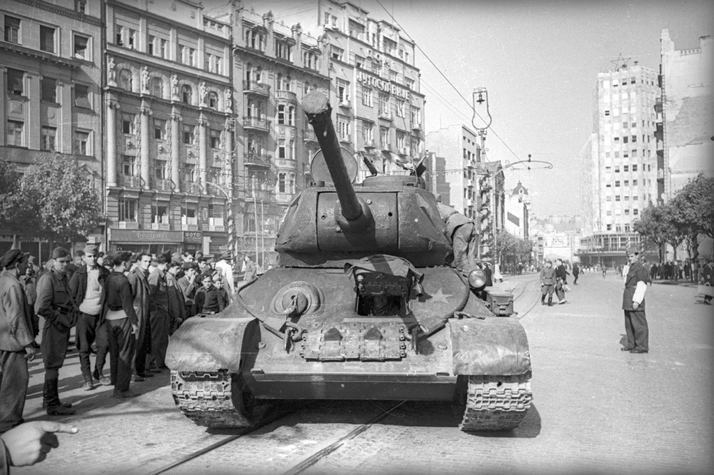 Chars soviétiques dans les rues de Belgrade
