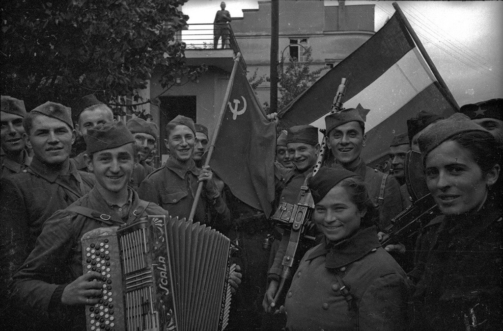 Des combattants soviétiques et yougoslaves célèbrent la libération des nazis.
