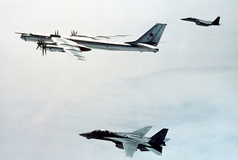 F-14 y F-15 escoltan a un Tu-95 soviético. 1987.