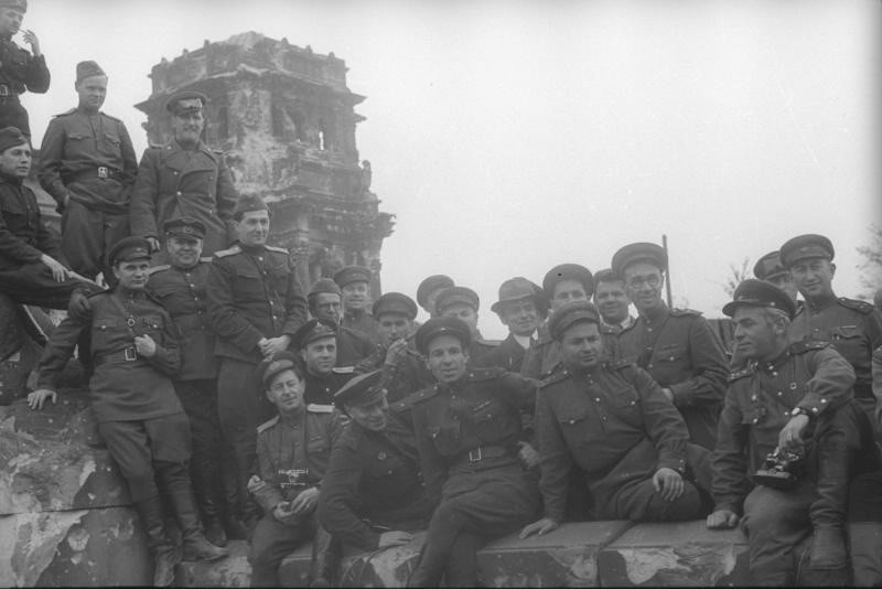 Correspondants de guerre soviétiques posant sur les ruines de Berlin
