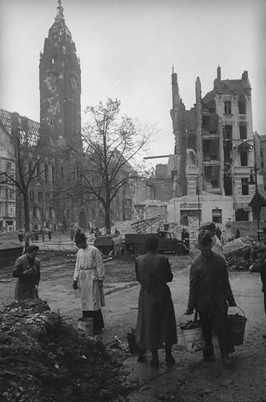 Les Berlinois se débarrassent des décombres après les bombardements aériens.
