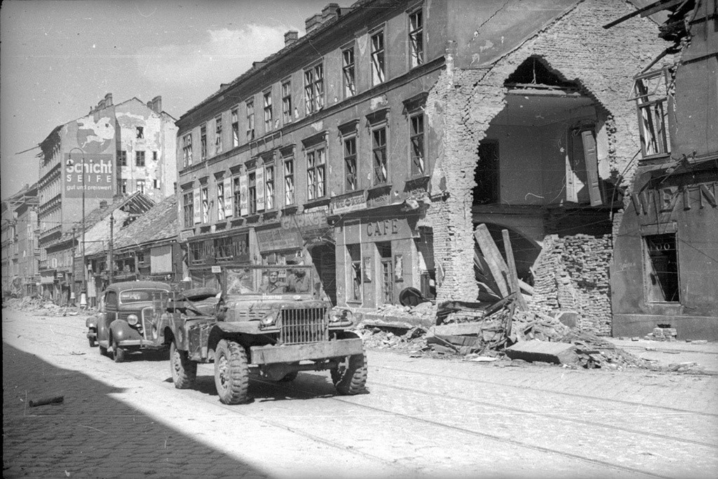 Véhicules militaires soviétiques dans les rues de Berlin
