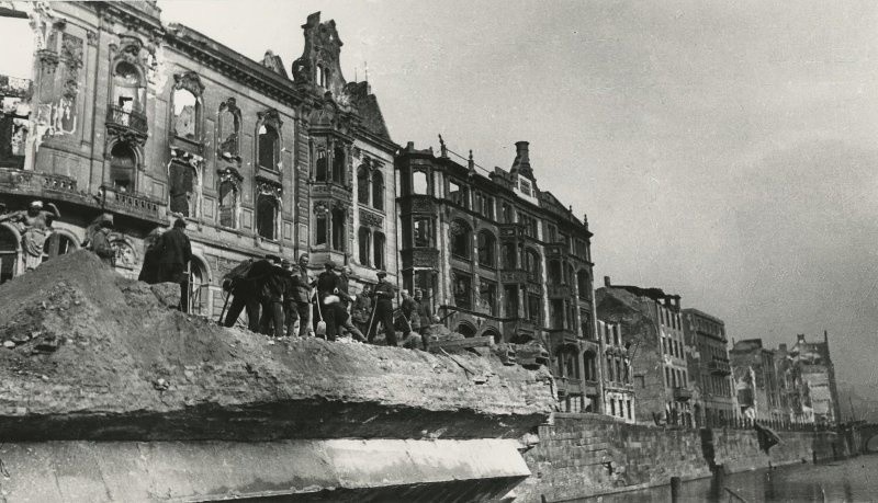 Les Berlinois nettoient les rives de la Sprée.
