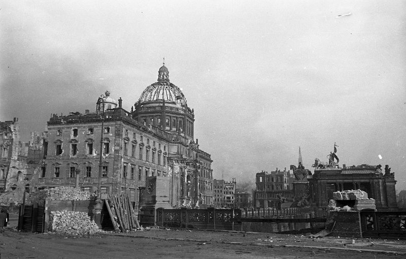 Une vue sur le Reichstag endommagé
