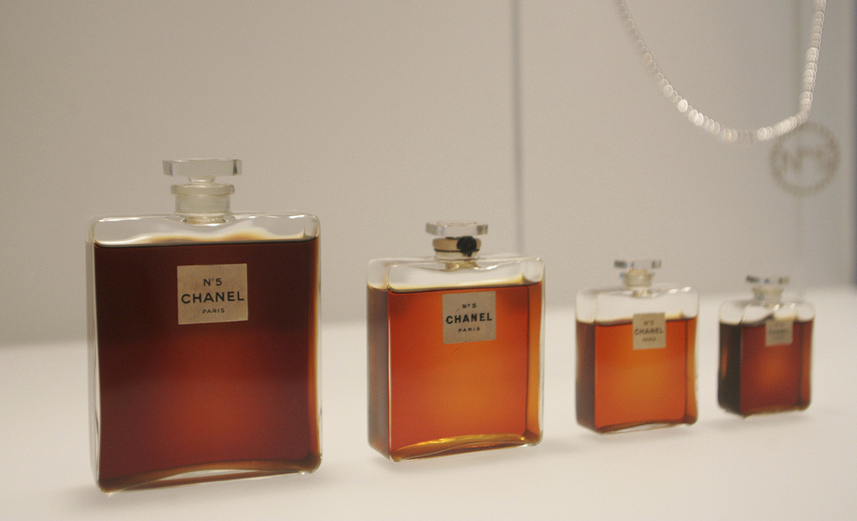 Bottiglie di profumo Chanel N° 5 esposte al Metropolitan Museum of Art's Costume Institute di New York