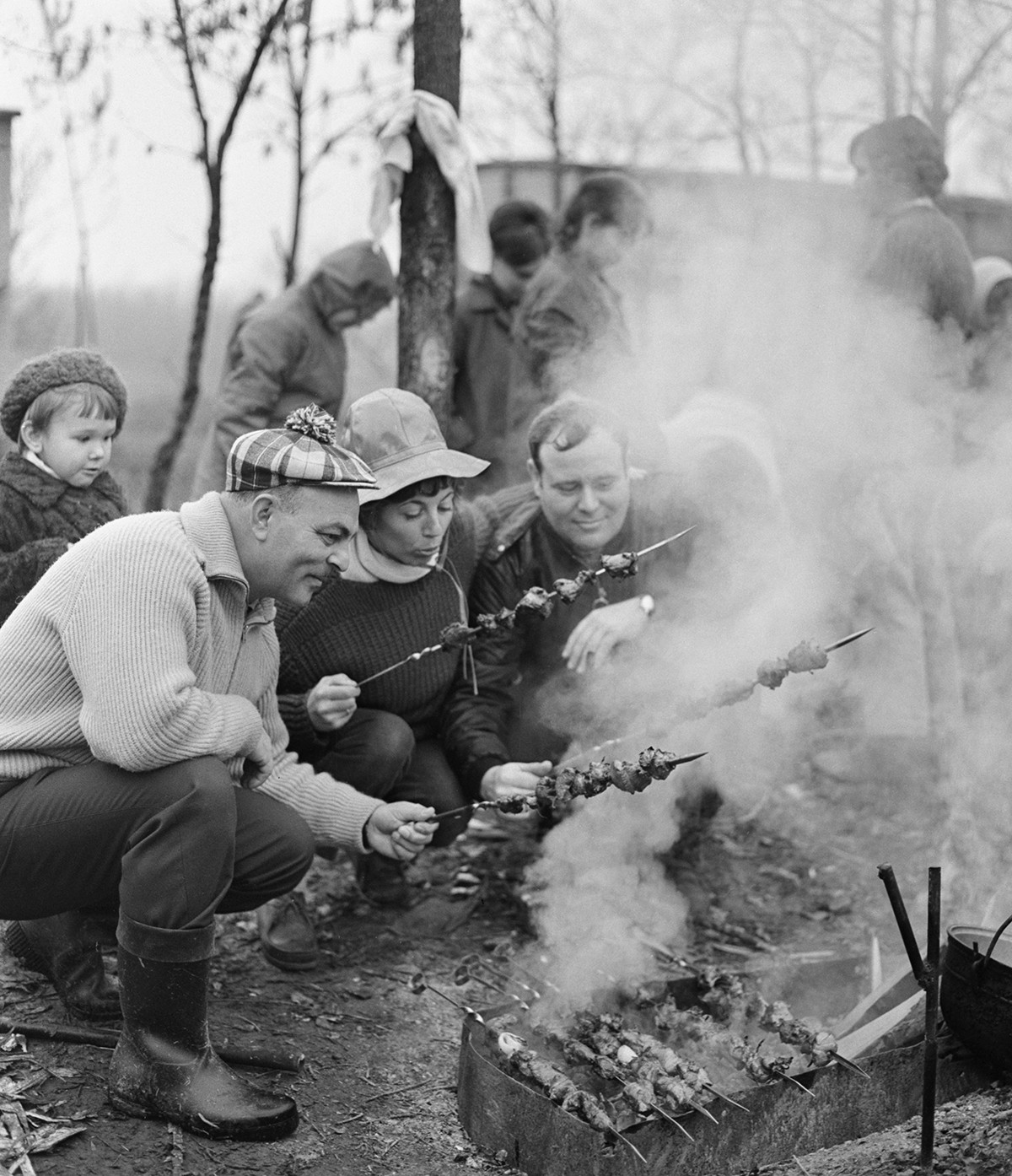 Грозни. Френски, германски и съветски инженери пекат месо през почивния си ден, 1970