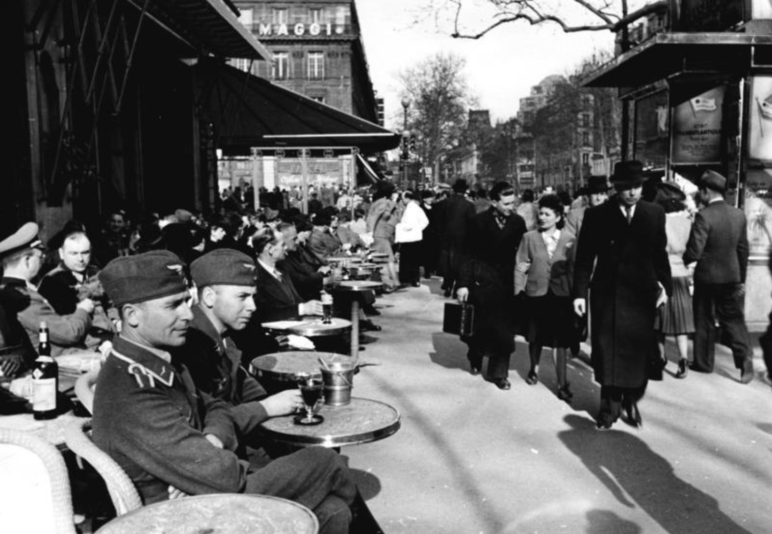 Rue parisienne en 1941
