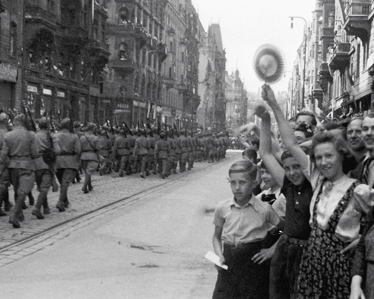 Prager Bewohner begrüßen sowjetische Truppen.