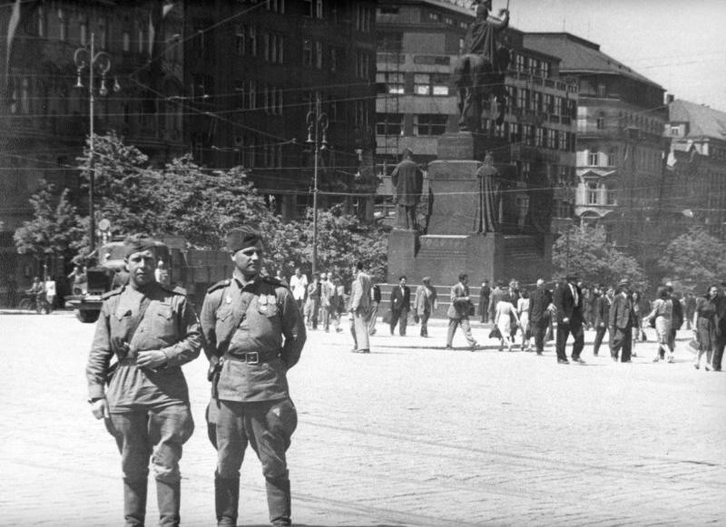 Sowjetische Soldaten stehen auf dem Wenzelsplatz.
