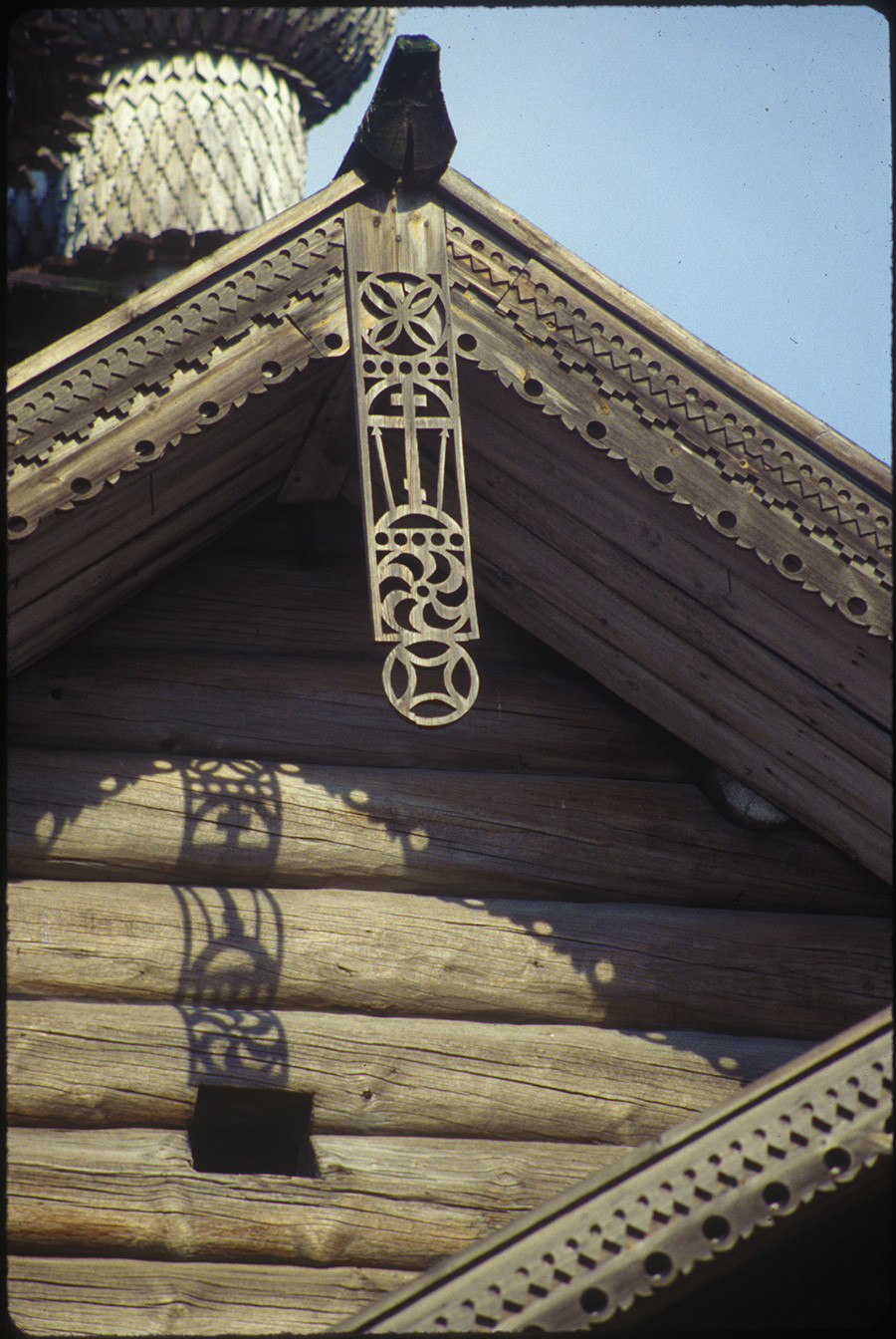 Église de l’Intercession. Façade ouest avec gravures décoratives (signes solaires, croix et instruments de la Passion)