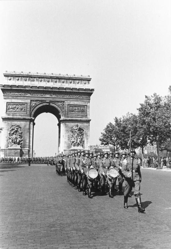 Parade des nazis devant l'Arc de triomphe de l'Étoile en juin 1940