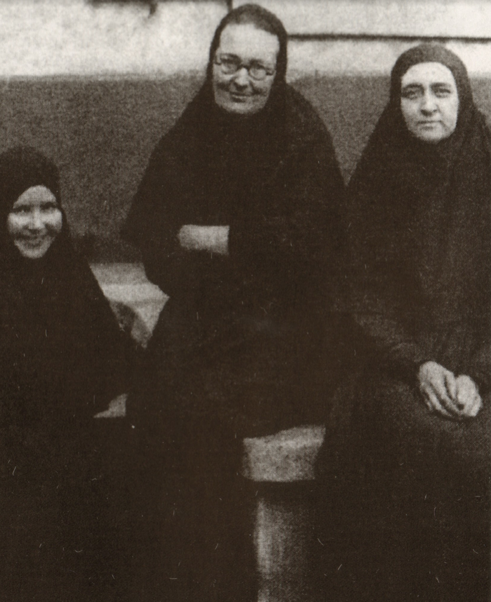 Dans le centre pour enfants de la rue Lourmel. Mère Marie (au centre), mère Evdokia (à droite), mère Lioubov (à gauche)