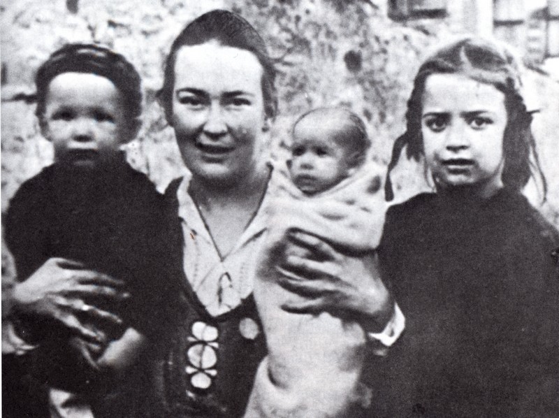 Elizaveta Skobtsova avec ses enfants : Gaïana, Iouri et Nastenka durant les premiers jours à Paris, 1923