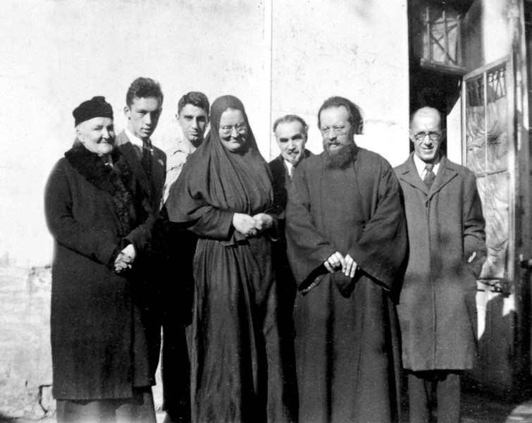 Mère Maria (quatrième à gauche), père Klepinine (deuxième à droite)