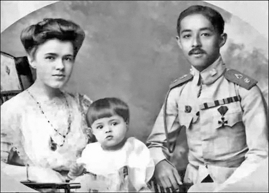 Pangeran Chakrabongse berfoto bersama Ekaterina dan putra mereka Chula.