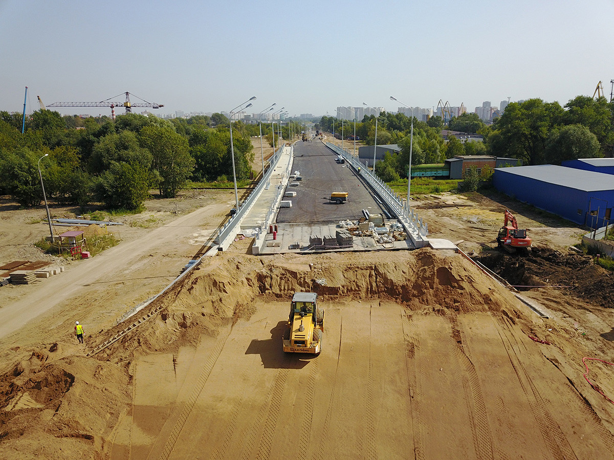 Tahap akhir pembangunan jalan layang antara Jalan Yuzhnoportovaya dan Jalur Yuzhnoportovy ke-2.