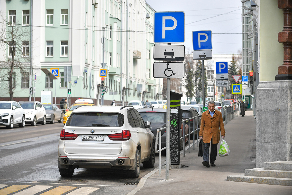 Parkir berbayar di salah satu jalan Moskow.