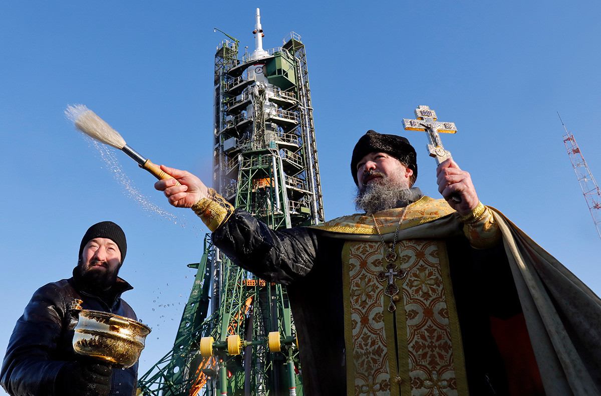 Ein orthodoxer Priester führt einen Segensdienst vor der Sojus-FG-Rakete im russischen gemieteten Kosmodrom Baikonur in Kasachstan durch.