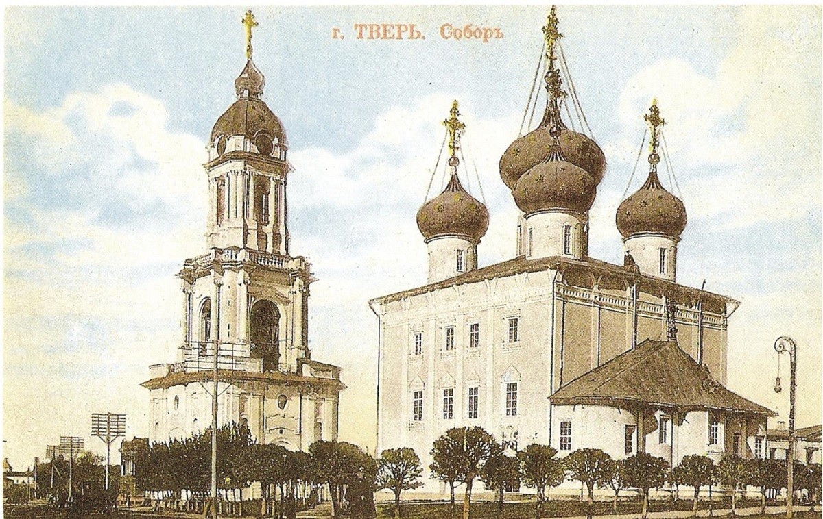 Cathédrale de la Transfiguration, à Tver, vers 1912. Elle sera détruite par les autorités soviétiques en 1935. Sa reconstruction est en cours depuis 2014.