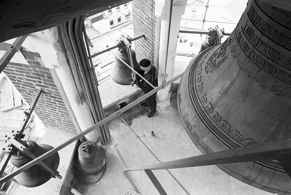 Lavori di ristrutturazione del campanile della Torre Spasskaja, Mosca, URSS