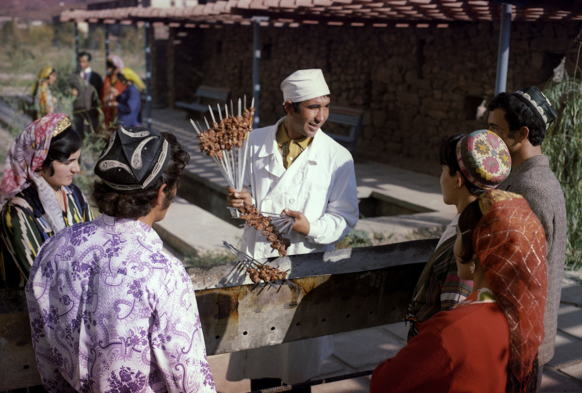 Tadschikistan: Ein Schaschlikverkäufer in der Stadt Nurek, 1973.
