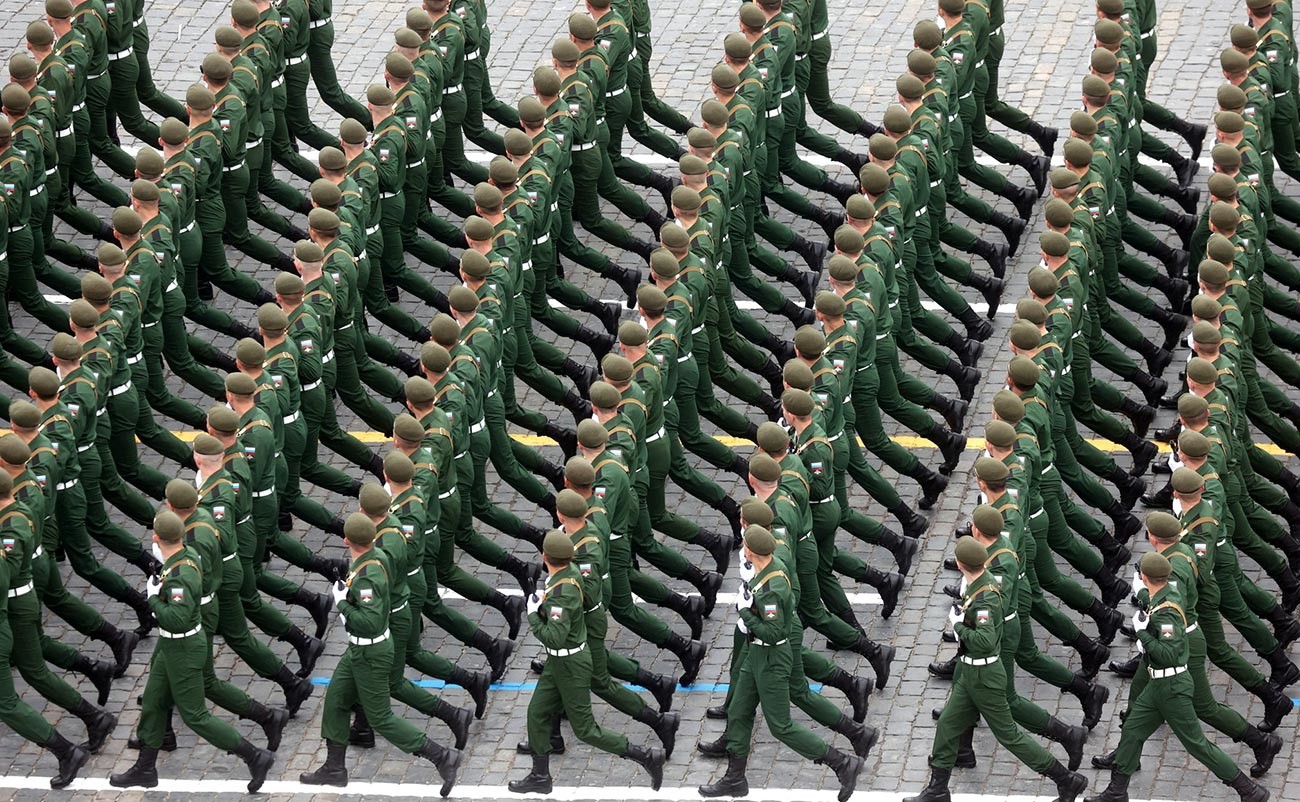 Ils sont suivis par des milliers de soldats terrestres en uniformes de parade contemporains, armés des derniers fusils d'assaut AK-12 de production nationale.