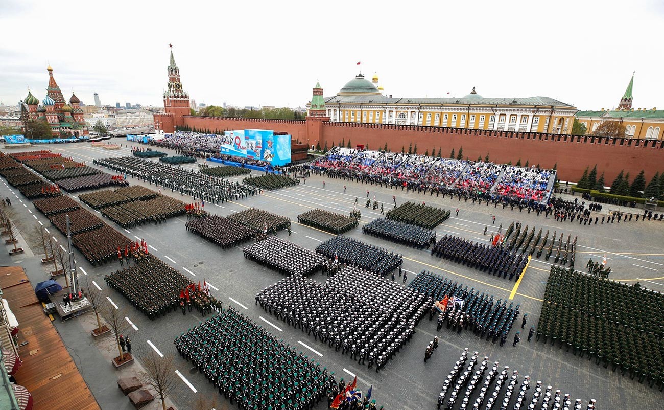 Prendre part aux défilés militaires à des dates symboliques est considéré comme un honneur parmi les militaires russes. Chaque soldat qui défile sur la place Rouge à une telle occasion reçoit une médaille, une semaine de vacances supplémentaire, et même une prime.