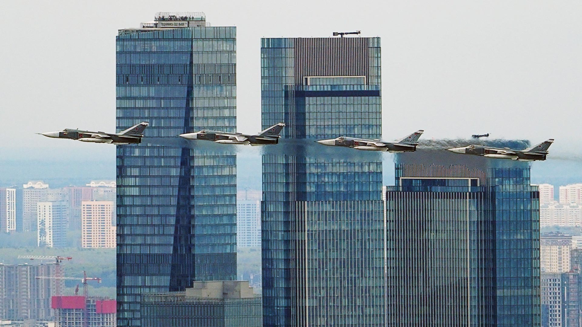 Le bombardier Su-24 est un avion d'attaque supersonique, capable d’opérer par tous les temps, développé en Union soviétique. Il est doté d'une aile à géométrie variable, de deux moteurs et de deux sièges côte à côte pour son équipage.