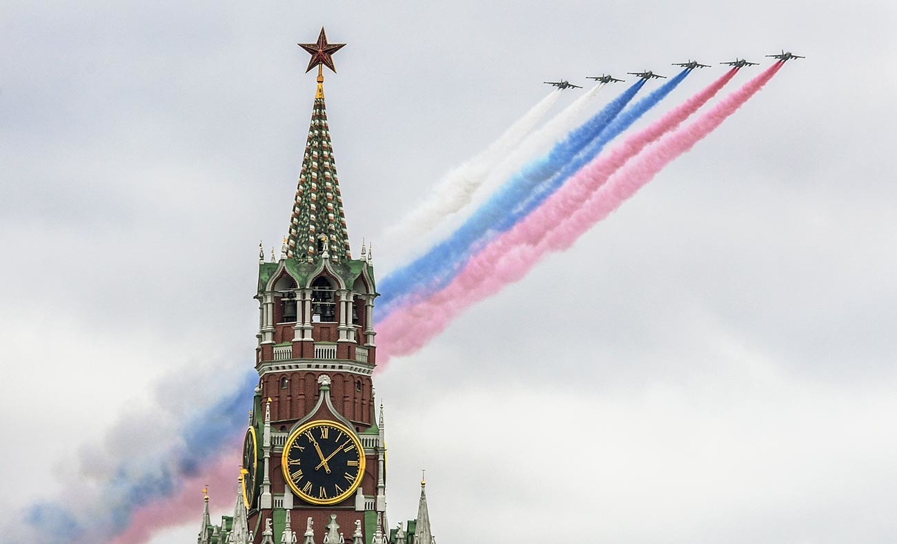 L'équipe de voltige aérienne des Preux russes dessine traditionnellement le tricolore russe dans le ciel moscovite pour symboliser la clôture du défilé militaire.