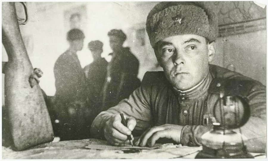 Un soldat écrivant une lettre à destination des siens

